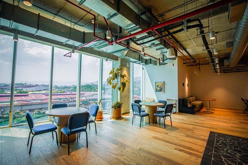 Interior de oficina corporativa para acompañamiento financiero